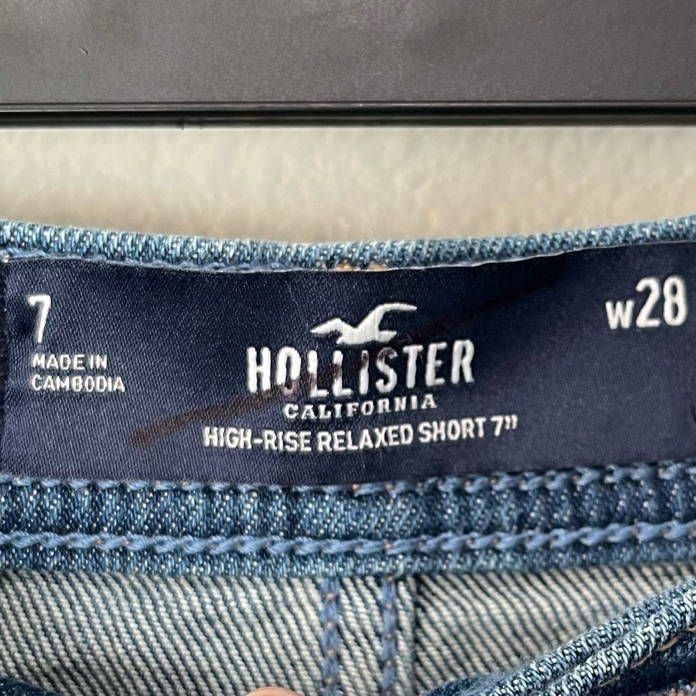 HOLLISTER- High Rise Relaxed Distressed Blue Denim Shorts Size 7 w28 - Picture 3 of 3